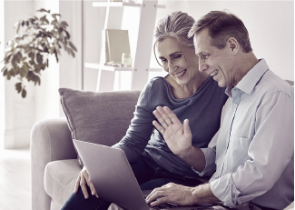 Mann und Frau auf Sofa mit Laptop auf dem Schoß - Werbestrategien